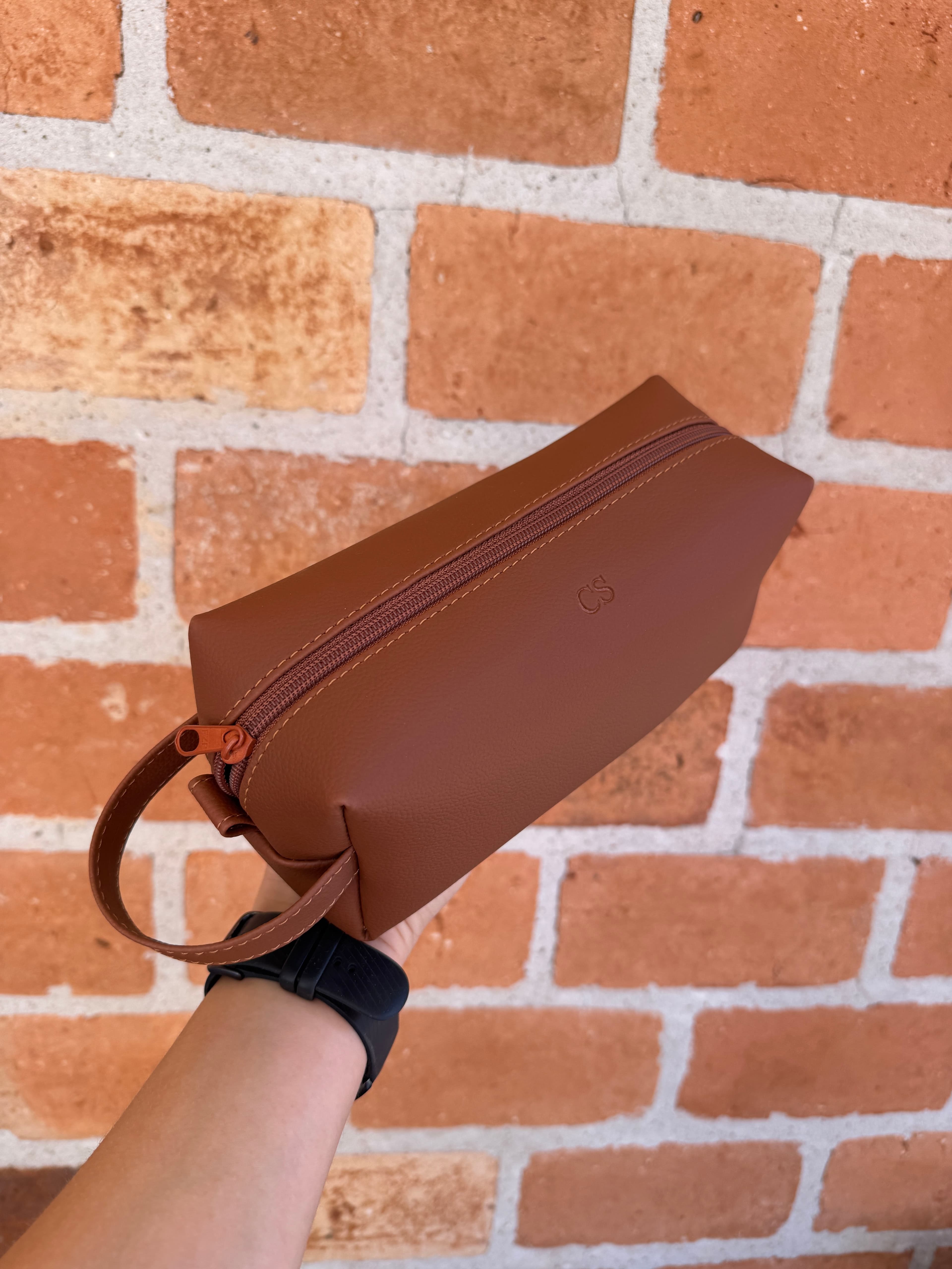 Necessaire em couro sintetico com alca personalizada para empresas